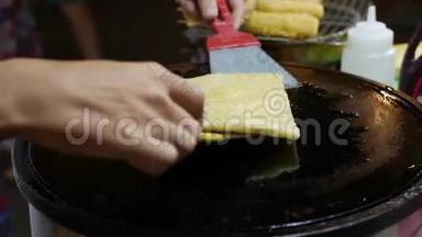 卖家在越南夜市用香蕉炸煎饼。 亚洲<strong>街</strong>头<strong>美食</strong>。 4k